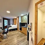 Cb102-b - Bijou, Holz, Zentral, Mit Garage Und Pool شقة سانت موريتز