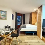 Cb102-b - Bijou, Holz, Zentral, Mit Garage Und Pool *
