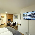 Cb102-b - Bijou, Holz, Zentral, Mit Garage Und Pool شقة *